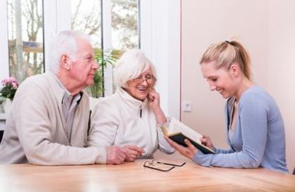 Vorlesen für altes Ehepaar