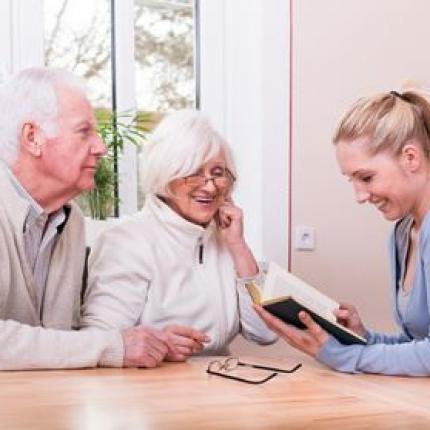 Vorlesen für altes Ehepaar